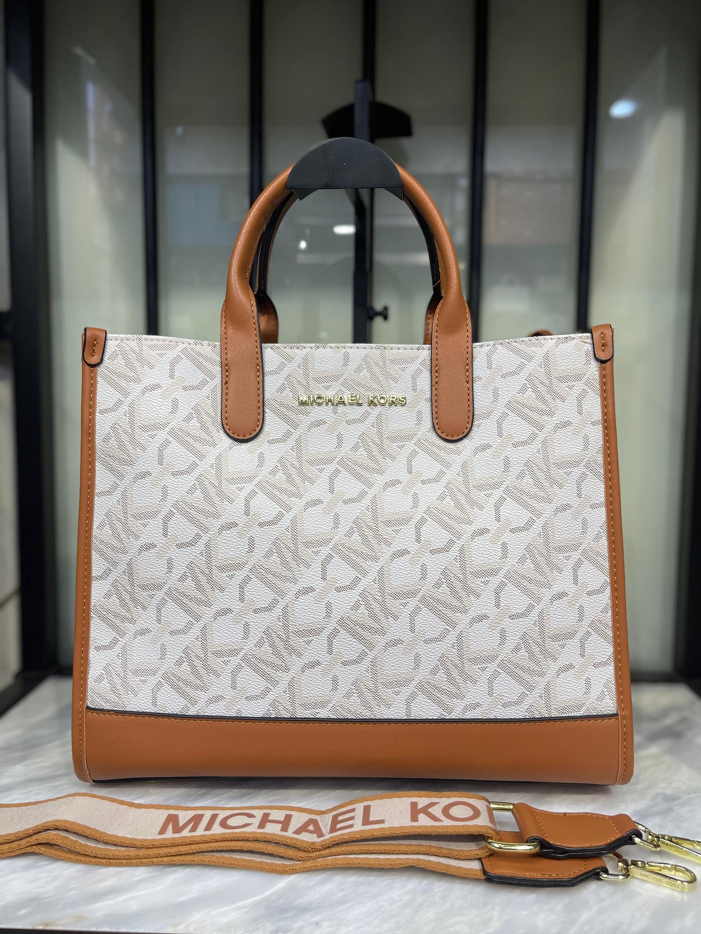 MICHAEL KORS
Gigi Empire Signature Logo Tote Bag