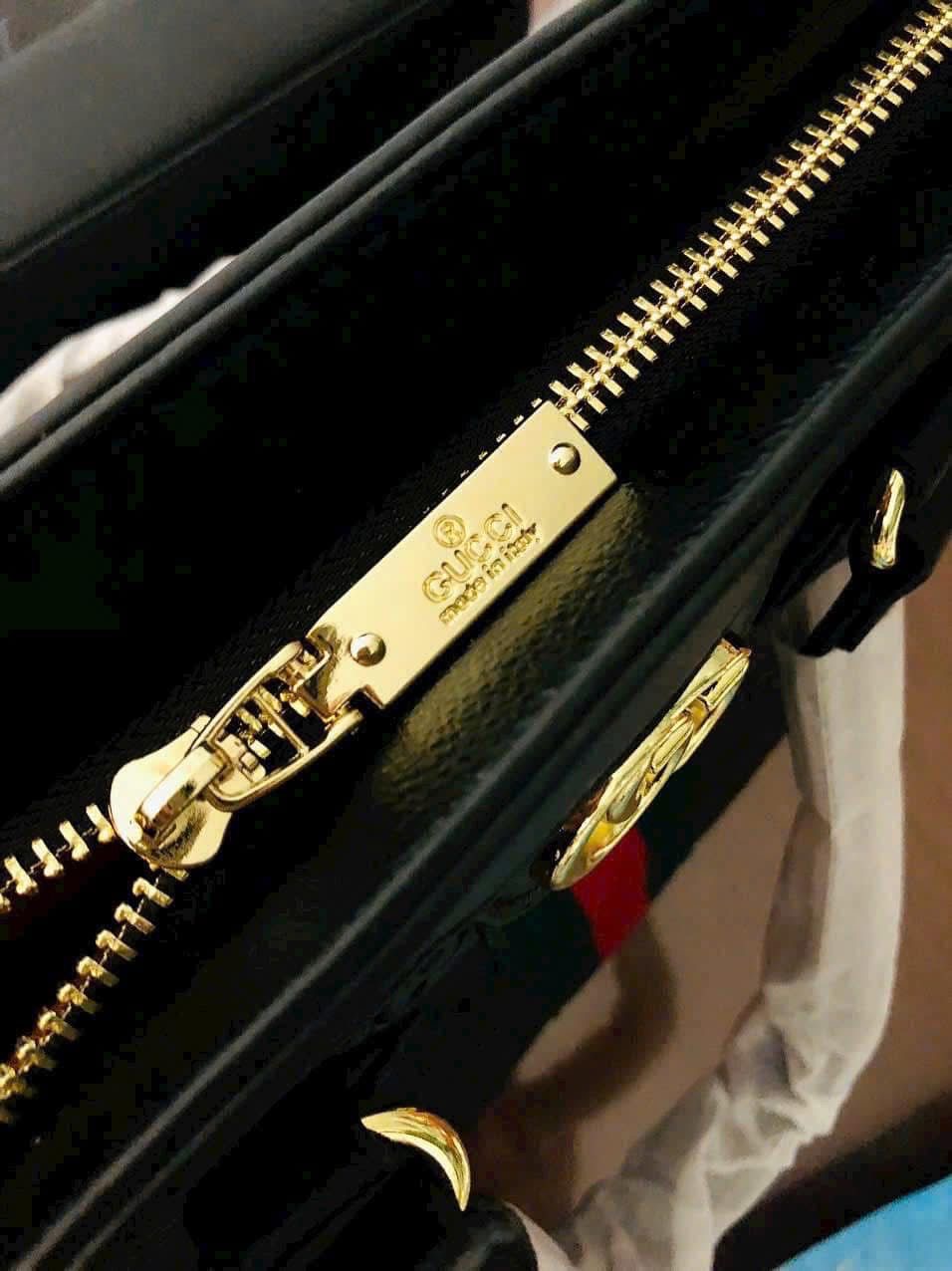 GUCCI Soft Leather Tote Bag – Classic Gold-Tone Elegance