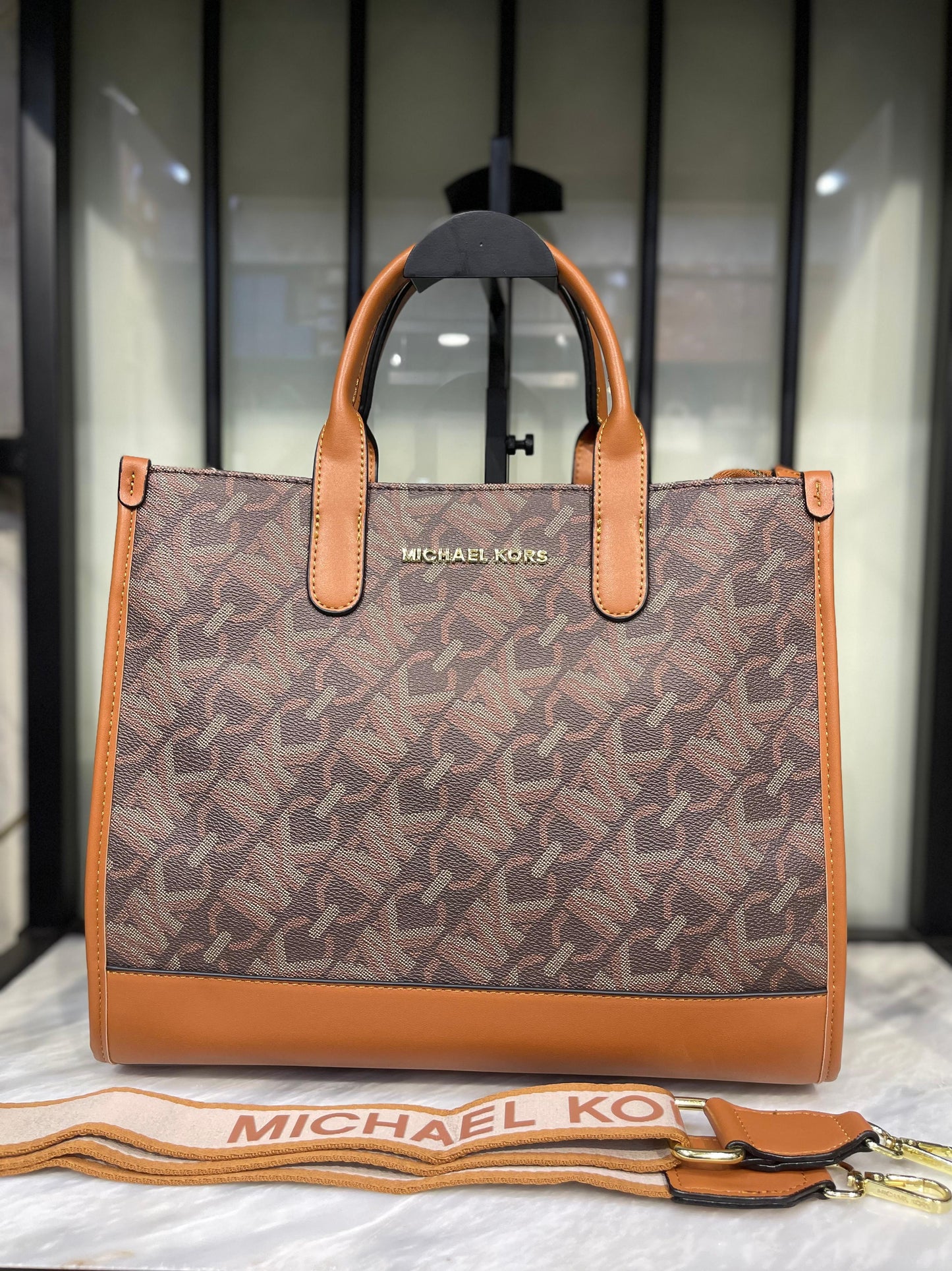 MICHAEL KORS
Gigi Empire Signature Logo Tote Bag
