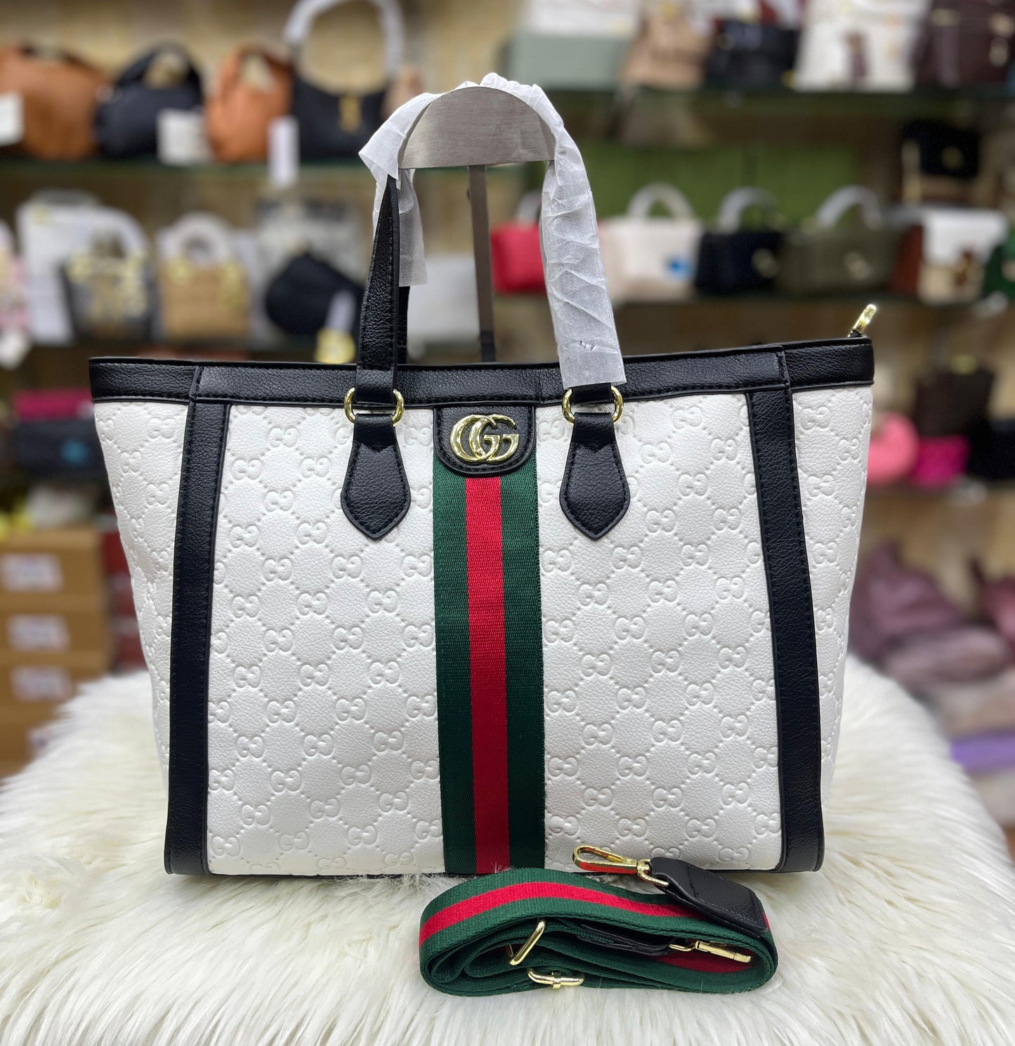 GUCCI Soft Leather Tote Bag – Classic Gold-Tone Elegance