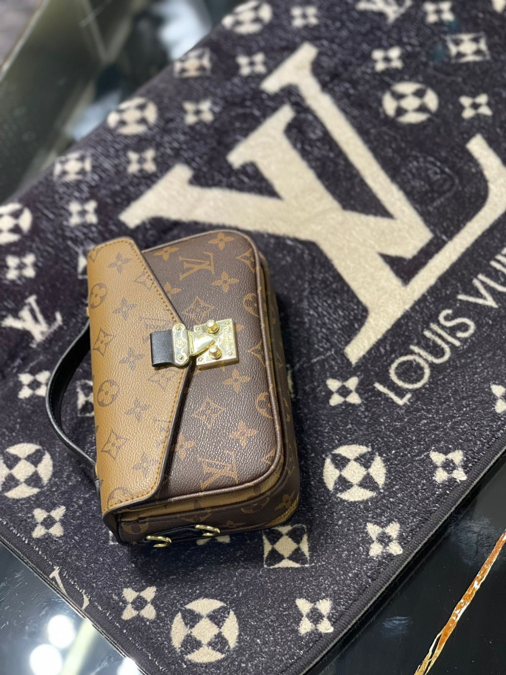 Pochette Métis East West Monogram Bag – Compact Luxury Carry