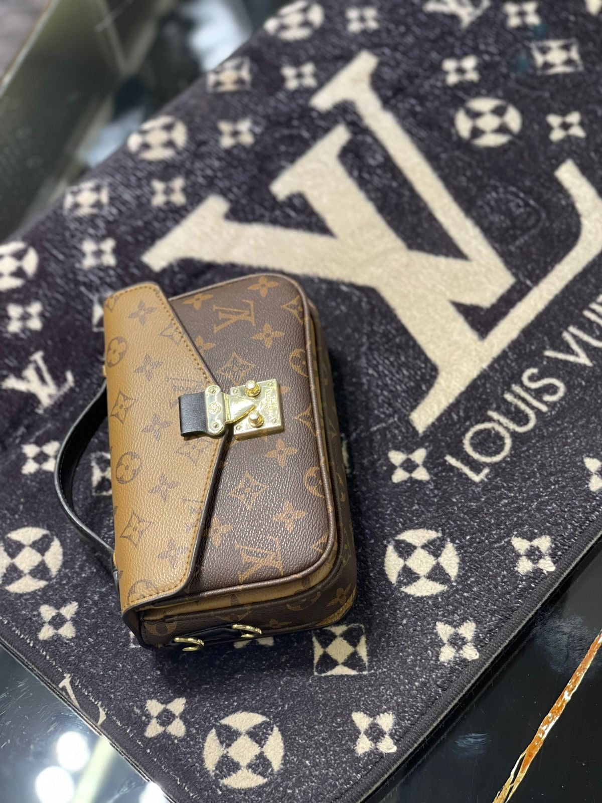 Pochette Métis East West Monogram Bag – Compact Luxury Carry